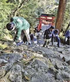 御燈祭りを前に、神倉神社の険しい石段を点検する関係者（和歌山県新宮市で）