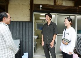 手伝いに訪れ、農家にあいさつする草薙陽太さん（右から２人目）と桐内茉那さん（右）＝１日、和歌山県みなべ町東岩代で