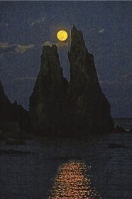 橋杭岩の奇岩と共演する月（１８日午後５時４４分、和歌山県串本町くじの川で）