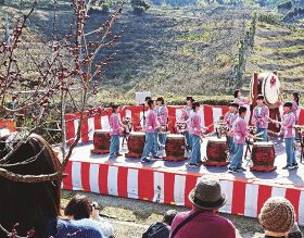 上南部中学校の生徒が舞台で紀州梅林太鼓の演奏を披露（和歌山県みなべ町晩稲で）