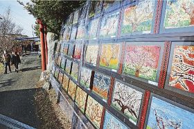 上南部小学校の児童が描いた梅林の風景画が展示されている