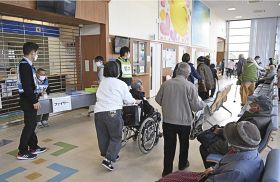 ３回目のワクチンの集団接種に訪れた高齢者ら（和歌山県串本町サンゴ台で）