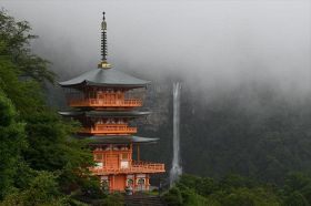 霧に包まれる那智の滝と三重の塔（和歌山県那智勝浦町那智山で）