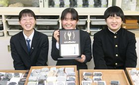 全日本科学教育振興委員会賞を受賞した田辺高校科学部２年生の３人