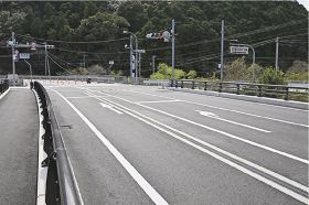 右折レーンを整備／串本町田原　国道４２号の堂道橋交差点