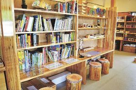 手作りの店「ヒコゴロン」店内の「バリアフリー絵本図書館」のコーナー（棚の左側）。棚の右側と右奥は木のおもちゃを無料で貸し出す「おもちゃ図書館」（上富田町生馬で）