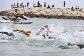 水しぶき上げタイム競う　２７０人出場し田辺市で遠泳