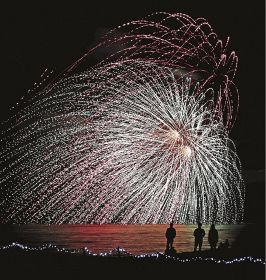 白良浜で打ち上げられた花火（12日、和歌山県白浜町で）