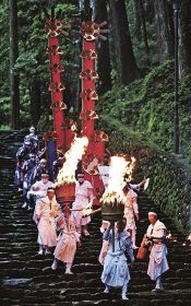 【動画】大たいまつ燃え盛る　熊野那智大社で扇祭り