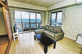 ワーケーションでも利用できる客室の一つ。窓の向こうには海が広がる＝和歌山県白浜町の「ゲストリビングＭｕ」で