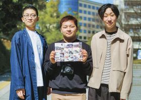 パンフレット作りに携わった（右から）野田和貴さん、北林光さん、中川汰智さん＝和歌山県東牟婁振興局提供