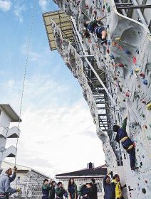 スポーツクライミングの体験で高い壁に挑む生徒（和歌山県みなべ町芝で）