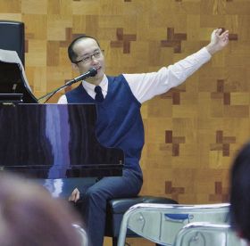ピアノで弾き語り／南部長寿大学／白浜の音楽家、湯川さん