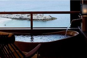 ランキングで全国３位になった「白浜温泉　ホテル三楽荘」の露天風呂付き客室の一例