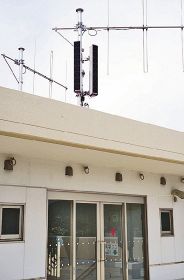 防災行政無線のデジタル化事業で津波避難センター屋上に設置した高性能スピーカー（みなべ町気佐藤で）