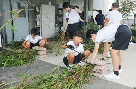 パンダの食べ残しの竹で…　中学生も協力しイカの産卵床づくり、和歌山・白浜