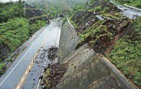 各地で土砂崩れ相次ぐ　梅雨前線停滞、高速道路の通行止めも