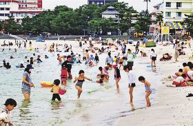 波打ち際で遊ぶ海水浴客（２４日午前９時半ごろ、和歌山県白浜町の白良浜で）