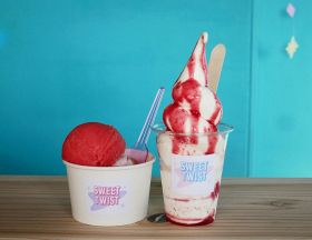 「イチゴソルベ」と「イチゴミルク」のダブルカップ（左）、オリジナルソフトクリーム
