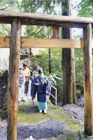 三所神社の鳥居新調へ／みなべ　地元関係者が地鎮祭