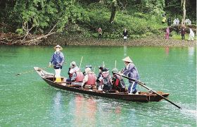 熊野古道・大辺路で唯一、川舟で川を渡る「安居の渡し」（昨年７月、和歌山県白浜町安居で）