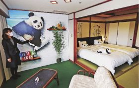 パンダのイラストを描いた壁があるパンダルーム。グッズも多彩に用意している＝和歌山県白浜町の白良荘グランドホテルで