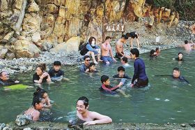 オープン初日から多くの観光客でにぎわう仙人風呂（５日、和歌山県田辺市本宮町で）