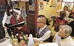 居酒屋でコントラバスを演奏する谷脇友里恵さん（１１日、和歌山県田辺市湊で）