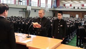 新入生を代表して宣誓する生徒（９日、和歌山県田辺市学園で）