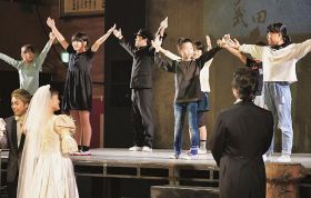 オペラ歌手とともに出演する中芳養小学校の児童（１０月３１日、田辺市中芳養で）