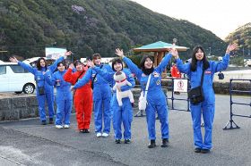 宇宙服のコスプレをして観客を出迎える串本町職員（和歌山県串本町田原で）