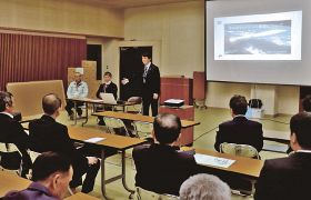 町議会がロケット事業について開いた研修会（和歌山県串本町西向で）