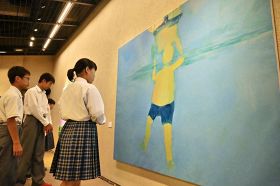 和歌山県立近代美術館が始めた「おでかけ美術館」の作品を鑑賞する中学生（３日、和歌山県太地町で）