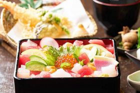 海鮮丼と天ぷらがセットになった「海鮮御膳」