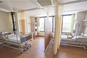 ７月１日から介護医療院として利用される病床（２８日、和歌山県串本町サンゴ台で）