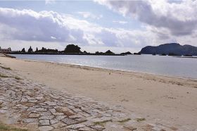 今シーズンの海開きが７月１８日に決まった橋杭海水浴場（２４日、和歌山県串本町くじの川で）
