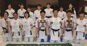 熊野の男女　健闘／県高校空手道／３年生、成果出す／男子団体組手で優勝