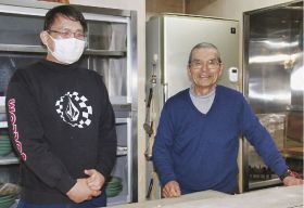 「まるふく」の店主だった福本博文さん（右）と、指導を受けた松下直樹さん＝和歌山県上富田町朝来で