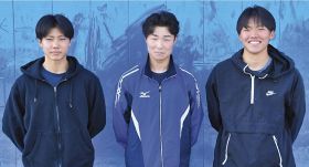 優勝して日本代表に選ばれた神島高校の吉田朋矢君（左）と、３位入賞の河野大和君（中央）・河野俐久君（右）の組