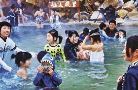 川湯温泉に仙人風呂オープン　田辺市本宮町、園児らが一番風呂