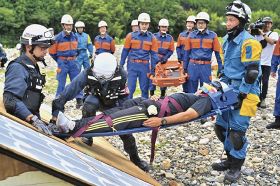 倒壊した家屋に閉じ込められた男性を救助する参加者（和歌山県北山村で）