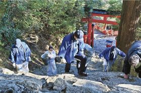 御燈祭りに向け、神倉神社の石段を点検する関係者（１８日、和歌山県新宮市で）