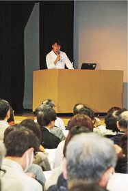 新型コロナウイルス感染症について説明する日本赤十字社和歌山医療センターの小林謙一郎医師（３０日、和歌山市で）
