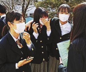 春が来て笑顔咲く　和歌山県立高校で合格発表