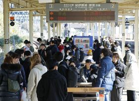 混雑するＪＲ串本駅のホーム（９日午前９時１０分、和歌山県串本町串本で）