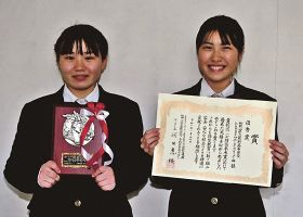 ぼうさい甲子園で優秀賞を受賞した熊野高校サポーターズリーダー部の田中きらさん（左）と中田紗奈さん