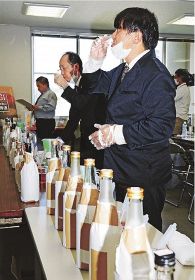 和歌山梅酒は９１銘柄／審査会　香りや風味評価