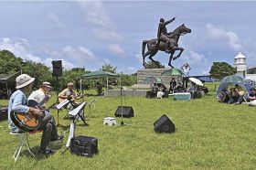 樫野埼灯台前の芝生で開かれた野外音楽フェスティバル（和歌山県串本町樫野で）