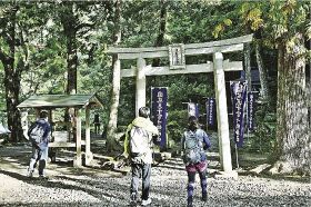 熊野古道を歩くために滝尻王子を出発する観光客（１２日、和歌山県田辺市中辺路町で）
