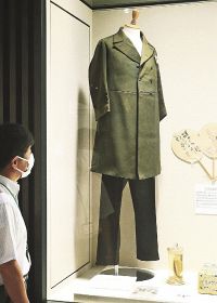 修繕を終えて記念館での展示が再開された熊楠のフロックコート（１５日、和歌山県白浜町で）